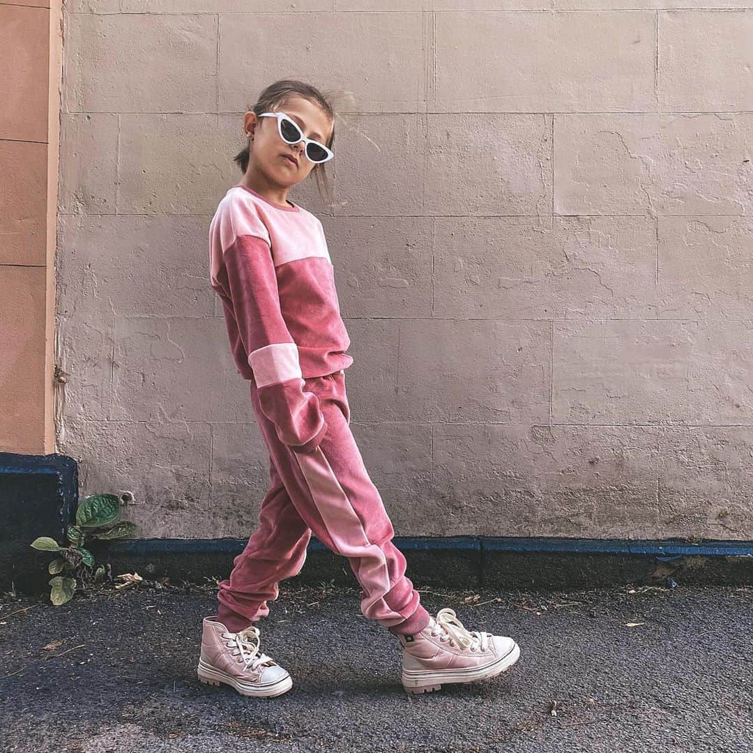 のインスタグラム：「Walking into Friday like… 👋 Tap to shop their coolest weekend looks yet 🔎800-038 📷@life_with_ivycoco」