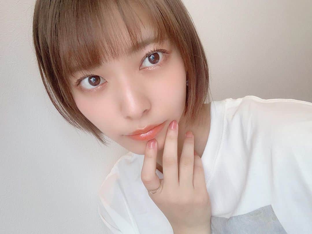 徒然みおれのインスタグラム：「なちゅらる🍭  #ショートカット #ショートボブ #髪色  #ヘアカラー #メイク #メイクアップ #マニキュア #セルフネイル #dazzshop」