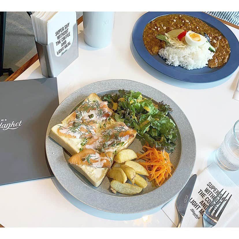 のインスタグラム：「#lunch サーモンとクリチの オープンサンド ケッパーのってる♡ サーモンにはこれがなきゃね♡ ・ ・ #ケッパー好き #ケッパー好きにはたまらない  #ランチ #軽めのランチ #オープンサンド #opensandwich #サーモンとクリームチーズ #大阪ランチ #大阪カフェ #カフェランチ #blanket #osaka #珈琲喫茶blanket #カフェ巡り #カフェ好きな人と繋がりたい #vsco #vscam」