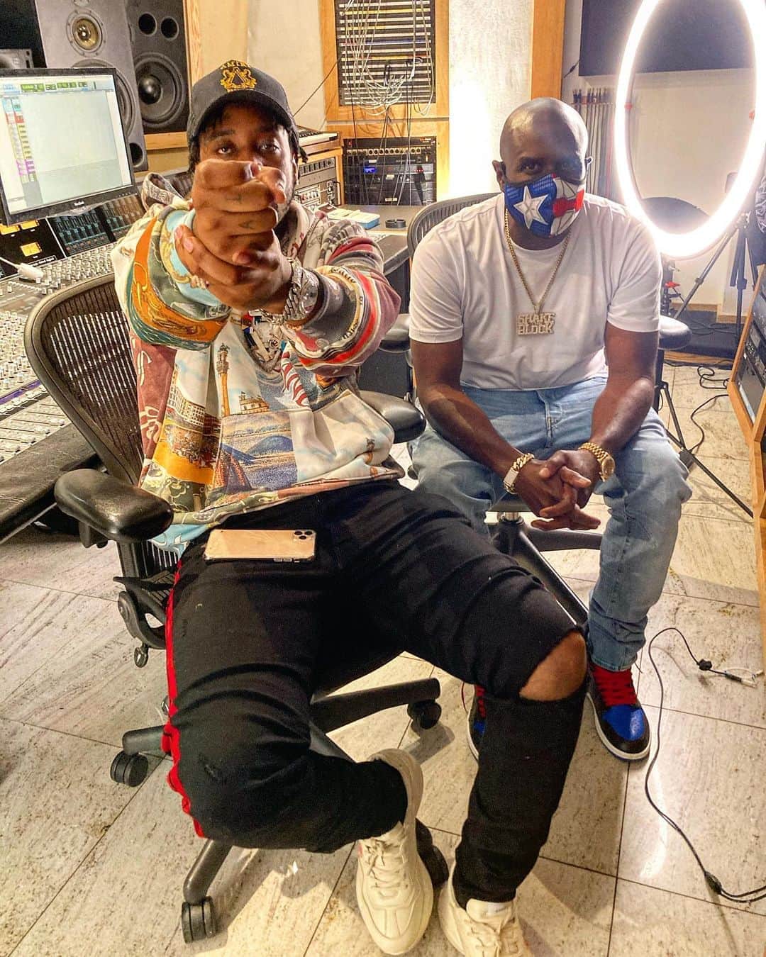 ファンクマスター・フレックスのインスタグラム：「Still in these studios... still shooting them videos... working on something special... @funkflex x @fivioforeign_8fs !!!! New joint!!! Knocking!!! 🎥 @juganot」