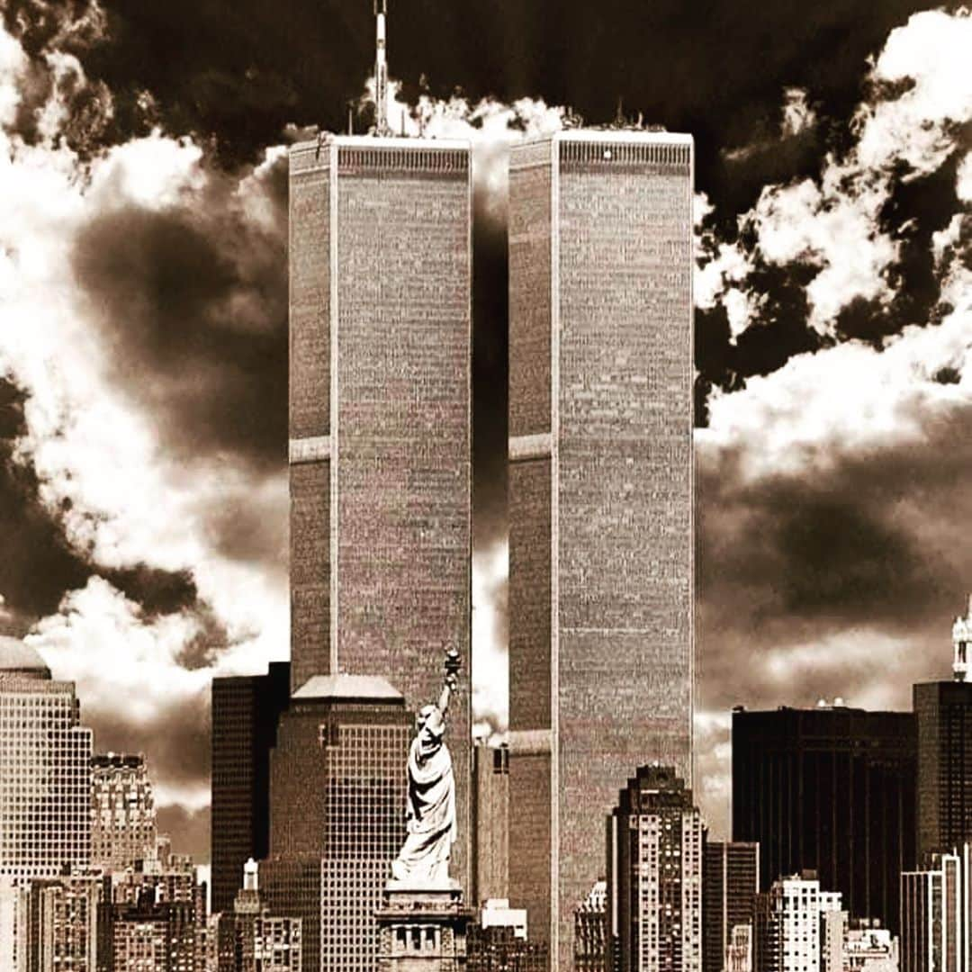 ホリー・マリー・コームズのインスタグラム：「These buildings were my point of reference and direction for a decade as a young girl mostly lost. Up or down. The now vacant, jagged skyline, the people lost and the families still grieving will forever be etched on my heart. #neverforget」