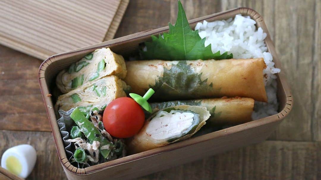 にぎりっ娘。のインスタグラム：「＃3品の簡単おかず弁当 ・ 鶏むね肉と大葉とチーズの春巻き。 間違いない組み合わせだよね😆 ▼お弁当メニュー ・ごはん ・鶏むね大葉チーズ春巻き ・オクラ卵焼き ・インゲンのツナマヨごまサラダ ・ミニトマト * * #お弁当#お弁当おかず#簡単おかず #ランチ #簡単レシピ #lunch#lunchbox#obento#bento#japan #japanesefood #love #nofilter #foodstagram #food #foodporn #instagood #nigiricco#youtube #youtuber #yummy  #life #swag#healthyfood * お弁当作成動画配信中 youtube内検索で 「お弁当中」か「にぎりっ娘」で検索してね😘」