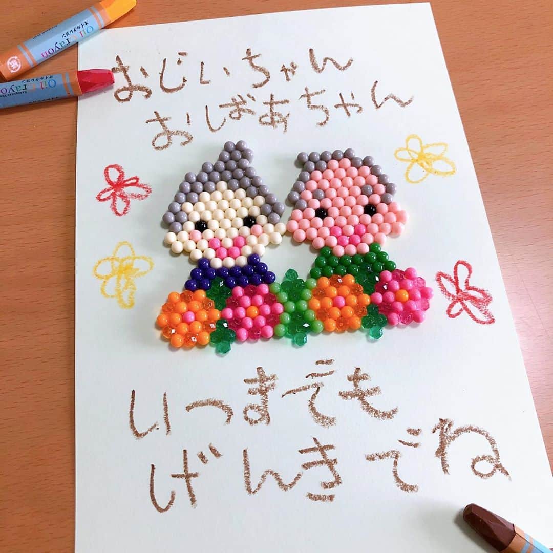 のインスタグラム：「今年の敬老の日は9月21日。 こんな状況なので、おじいちゃんおばあちゃんにもなかなか会えない人も多いのではないでしょうか。 そんな方は、アクアビーズをつけた心のこもったお手紙を送ってみてはいかがでしょう？ . 髪型や表情をアレンジして、おじいちゃんおばあちゃんの似顔絵のようにして作るのもおススメです。 アクアビーズ公式ウェブサイトでは、敬老の日特集で他にもいろいろなイラストシートをご紹介しています。 ぜひ皆さんも、作って送ってみてくださいね。 . #アクアビーズ #aquabeads #ビーズ #beads #アクアビーズアレンジ #敬老の日 #おじいちゃん #おばあちゃん」