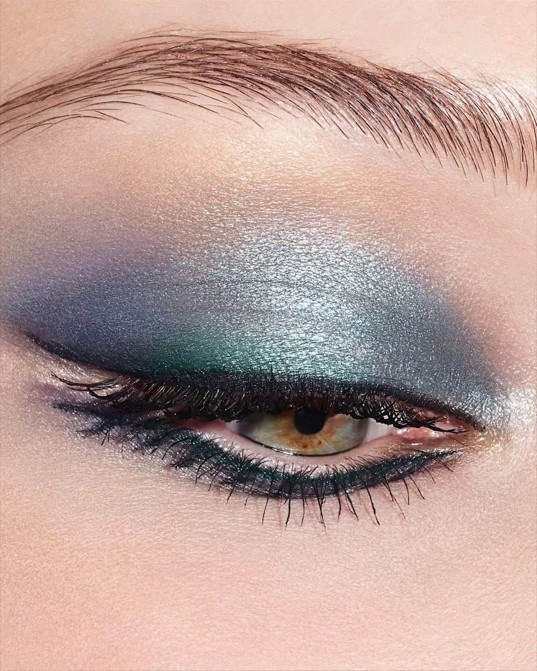 のインスタグラム：「Discover the new Diorshow Iconic Overcurl Mascara, with an even more Couture style than ever. Who better than the mesmerizing @bellahadid to embody the eyes of Dior Makeup? • DIORSHOW ICONIC OVERCURL 090 Black • #diormakeup #diorshow @diormakeup」