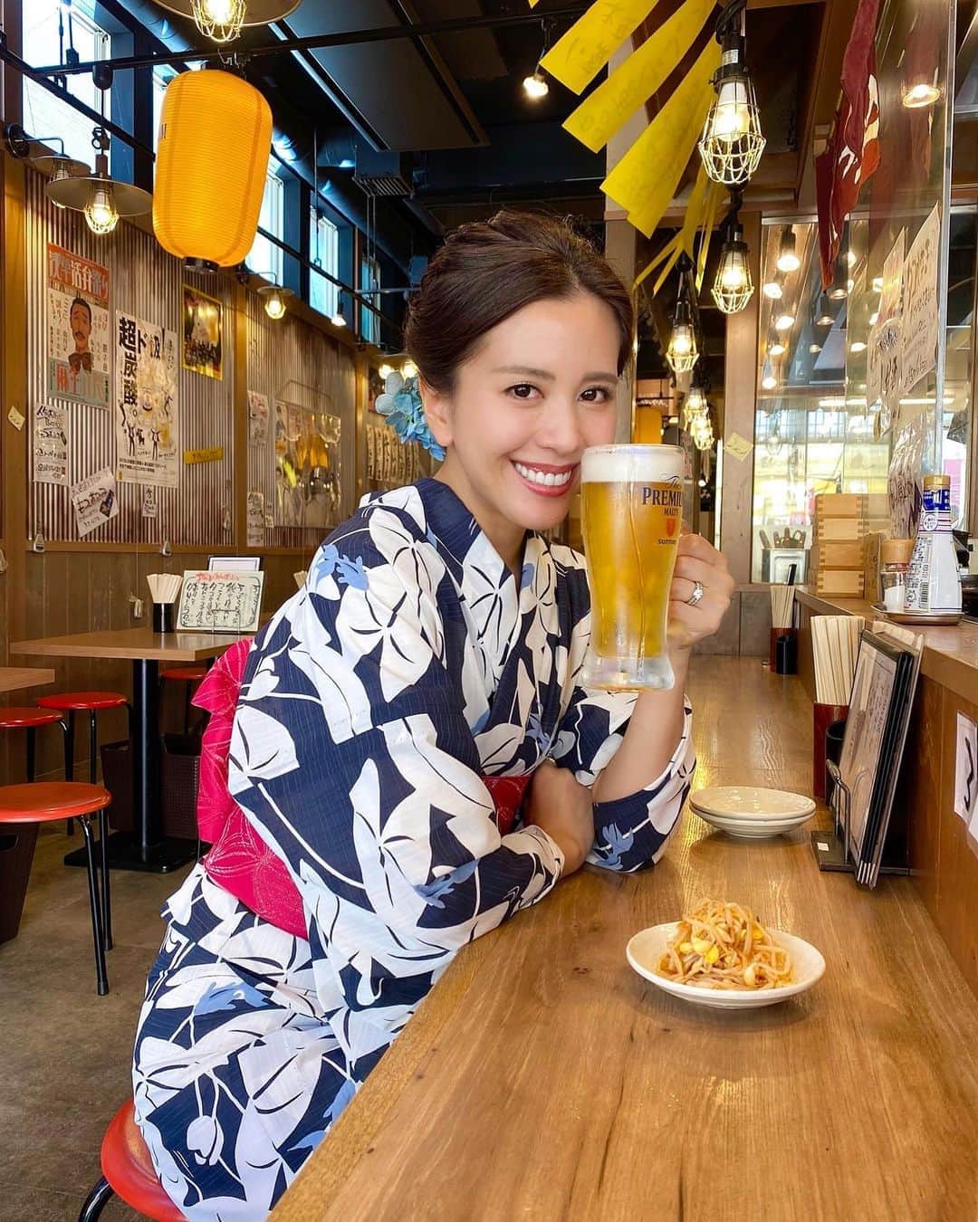 のインスタグラム：「. 明るいうちからビールで乾杯🍻✨ . 暑い日に昼間からお酒を飲む幸せったら、もう😆👍 いつからこんなにお酒が好きになったんだろ🥺 . 浴衣を着たのは6月👘💙 カメラロールを見返したらもう3ヶ月も前とか… ビックリ🤢 . #浅草  #浅草ホッピー通り  #ビール  #乾杯 #昼飲み  #夏の思い出  #2020夏 #浅草着物レンタル  #浅草浴衣レンタル #東京着物レンタル  #江戸和装工房雅 #浴衣  #浴衣ヘア」