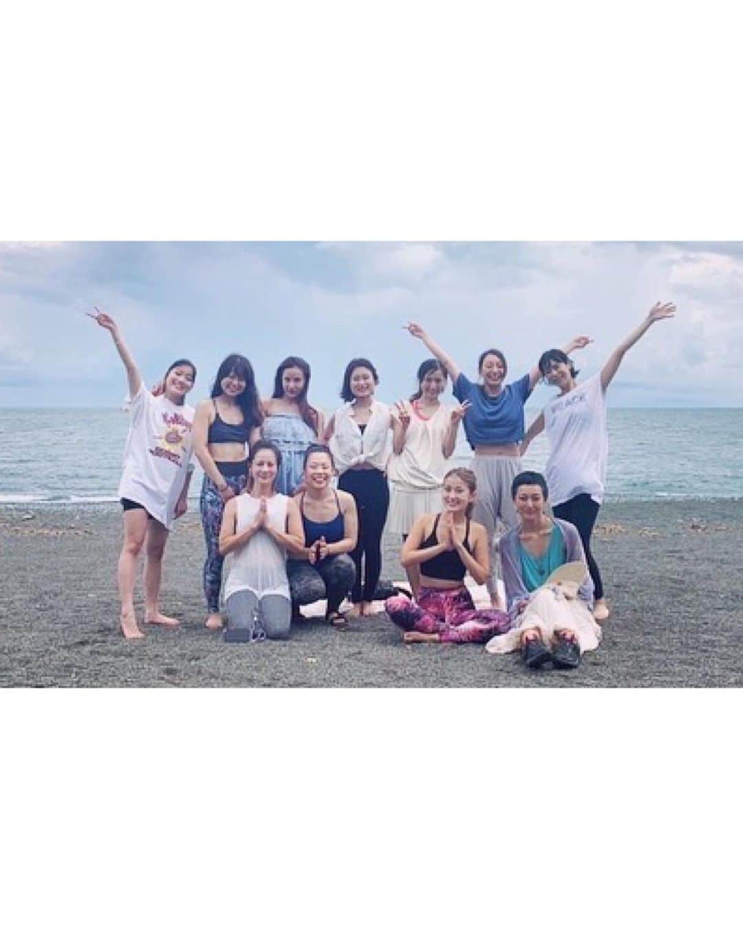 ダーブロウ有紗さんのインスタグラム写真 - (ダーブロウ有紗Instagram)「滝行の後は浜辺でヨガ🧘‍♀️ ちょっと曇っちゃったけど眩し過ぎず有り難かった🙏 久しぶりのヨガだったけど、浜辺でヨガって本当に気持ちいい🥺💓 波の音を聞きながら砂浜の柔らかさを感じて自然って素晴らしいなと身体で実感する。 @chiepanda 先生も素晴らしかった🧘‍♀️🧡  よし、良いリフレッシュができたからママ業頑張るぞ〜😊  #yoga  #ビーチヨガ  #滝行終わって変なテンション」9月11日 16時53分 - alisadurbrow
