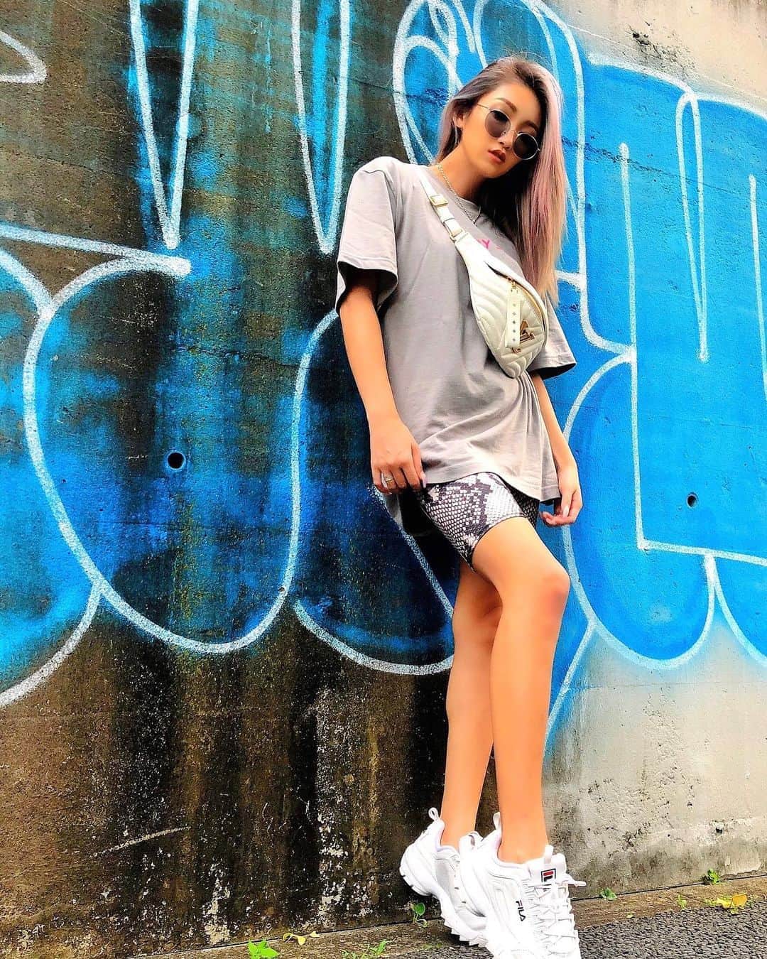 鈴木愛美さんのインスタグラム写真 - (鈴木愛美Instagram)「💙👟💙👟💙👟💙👟💙 . coordinate👟✴︎° . Tshirt : @randyjamclub leggings : @vicess_closet sneaker : @filausa @fila_japan_official sunglasses : @flex_japan bag : @louisvuitton . . @randyjamclub 新作のTシャツの カラーが可愛いのっ♡✴︎° . 是非、チェックしてみてねっ🦋💫 【 @randyjamclub 】 . . . #fashion #ootd #code #👟 #fashiongram #fashionista #ootdfashion #manyacode」9月11日 17時08分 - x.manya.x