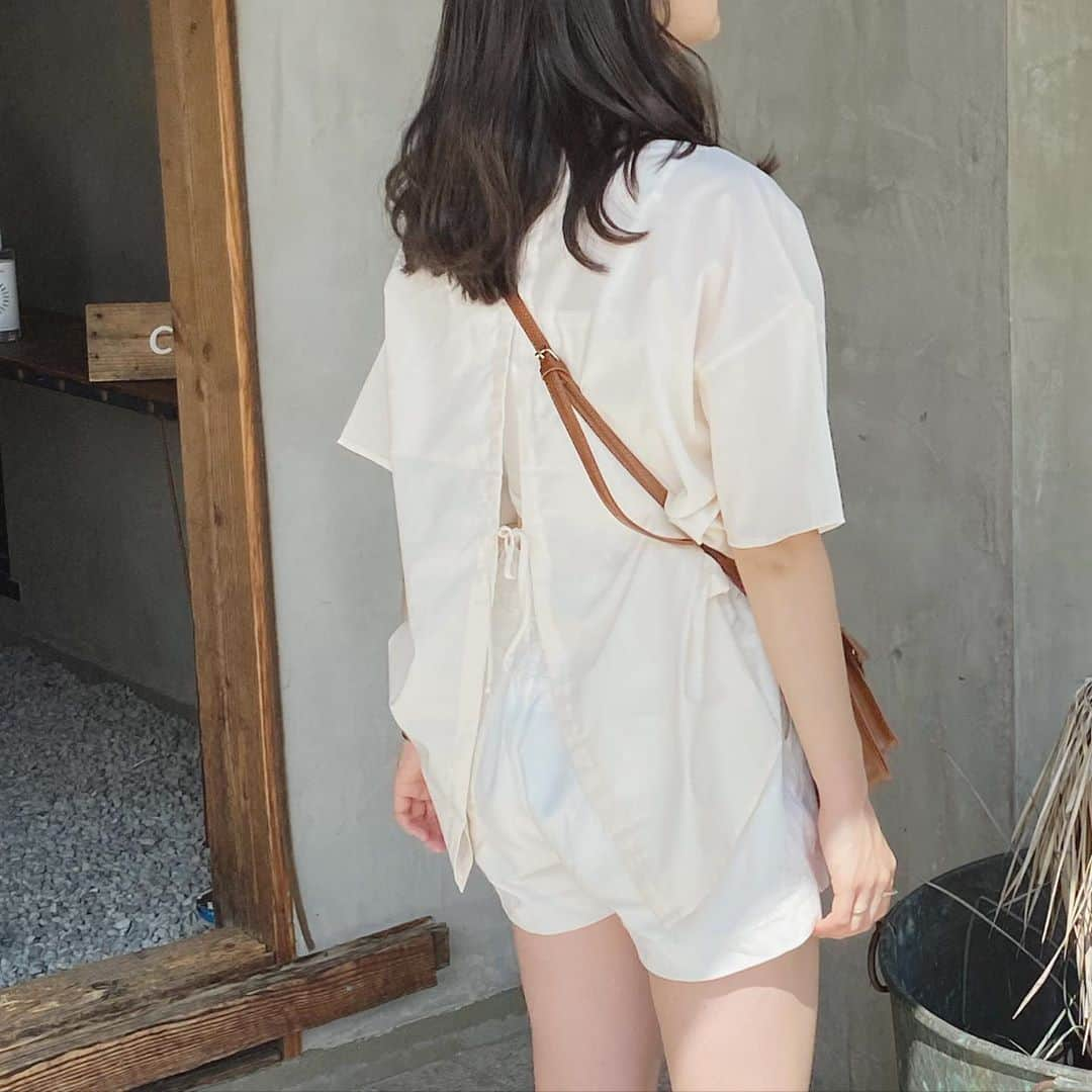 鈴原ゆりあさんのインスタグラム写真 - (鈴原ゆりあInstagram)「いつかの真夏の暑い日の服🌿  背中がちらりするのが 可愛いんです🦦  最近休みの日に 山梨の可愛いカフェを 見つけては足を運んでいます  可愛い猫くん  #ゆりあんこーで  #山梨カフェ」9月11日 17時00分 - suzuhara_yuria