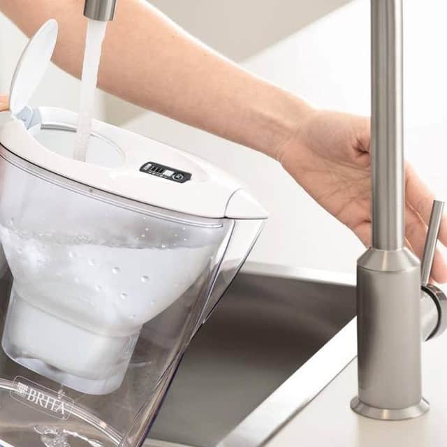 BRITA Japanのインスタグラム：「【カートリッジを正しい頻度で交換し、いつでもおいしいBRITAの水を。】 BRITAのポットにはカートリッジ交換に便利な液晶メモがついています。カートリッジは最長で8週間使用できますが、うっかり交換時期を忘れてしまうことも。そんな時、製品の蓋についているBRITA液晶メモが交換時期をお知らせします。 使い方はカンタン。便利な機能なのでぜひご活用ください。  【液晶メモの設定方法】 ①	STARTボタンを強めに長押しすると、目盛りが全て表示され点滅します。 これでセット完了！ ②	2週間ごとに目盛りが1つ消えます。 8週間経つと全ての目盛りが消え、交換時期がきたことをお知らせします。 【ポット型浄水器 Styleの場合】 ①　LED部分を強めに5-10秒ほど長押しすると緑のLEDが3回点滅します。それでセット完了！ ②信号機カラーで直観的に交換時期が分かります＾＾」