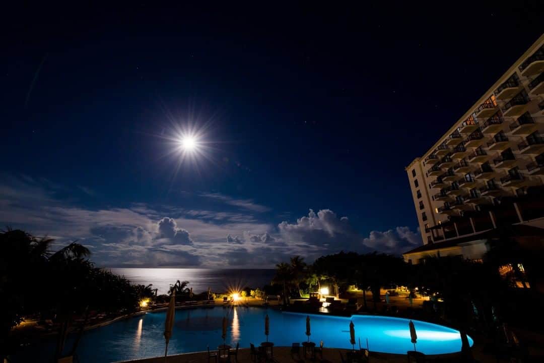 ホテル日航アリビラ 公式Instagramさんのインスタグラム写真 - (ホテル日航アリビラ 公式InstagramInstagram)「月がきれいな季節になってまいりました。 沖縄のお月見に欠かせないのが・・・「ふちゃぎ」！ 沖縄では旧暦の8月15日、十五夜の日に 「ふちゃぎ」をヒヌカン（火の神）や仏壇にお供えして食べます。 またアリビラの日本料理・琉球料理「佐和」では 沖縄の食や文化に触れて親しんでいただきたいという思いもこめて 【和球会席】の水菓子に「ふちゃぎ」を提供いたします。 今年もきれいな月が見られますように。  #ホテル日航アリビラ #アリビラ #ホテル日航 #リゾート #沖縄 #読谷 #月見 #お月見 #文化 #食 #琉球 #菓子 #月 #餅 #ふちゃぎ #十五夜 #和食 #旧暦」9月11日 17時01分 - hotelnikkoalivila