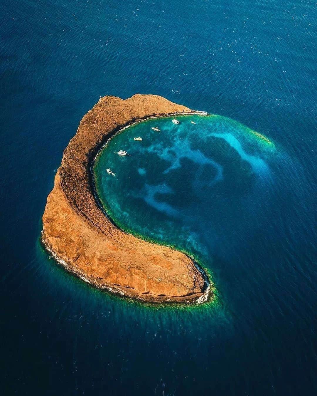 BEAUTIFUL DESTINATIONSさんのインスタグラム写真 - (BEAUTIFUL DESTINATIONSInstagram)「Who would like to snorkel in the crystal clear waters around this crater? 🤿✋Molokini is a crescent-shaped, partially submerged volcanic crater which forms a small, uninhabited islet within Maui County in Hawaii. 🏝    📸 @karl_shakur  📍Hawaii」9月11日 17時02分 - beautifuldestinations