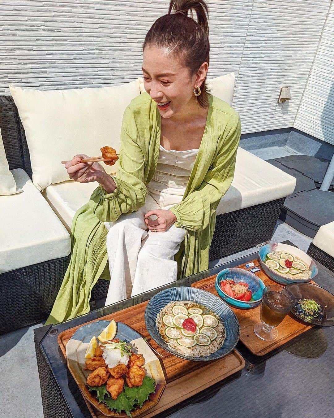 ソンイのインスタグラム：「少し涼しくなってきたから最後の夏を感じたくてご飯をバルコニーで🎐🌻﻿ 🍜かぼす素麺﻿ 🍗冷凍唐揚げ﻿ 🍆茄子の煮浸し﻿ 🍅トマトのおかか和え﻿ ﻿ 我が家の冷凍庫にぜっっったいに常備してある﻿のがやわらか若鶏から揚げ🍗﻿ いつもは小腹が空いた時とか晩酌のお供に食べる事が多いけど、今回はメイン献立として食卓のおかずに🍺﻿ 大根が中途半端に余ってたからさっぱりと大根おろしトッピングしてみたよ🌻﻿ ﻿ ほんとにほんとに昔から冷凍唐揚げは一途に絶対これ🤤💕﻿ 二段仕込み製法と一枚肉を大ぶりにカットしているから食べごたえがアップして更に美味しくリニューアルしたみたい👏🏼﻿ 本当に美味しすぎて大好き、最高💯﻿ ﻿ #PR #味の素冷凍食品 #やわらか若鶏から揚げ ﻿ #小麦不使用 #卵不使用 #乳不使用 #からあげ﻿ #から揚げ #唐揚げ #冷凍食品」