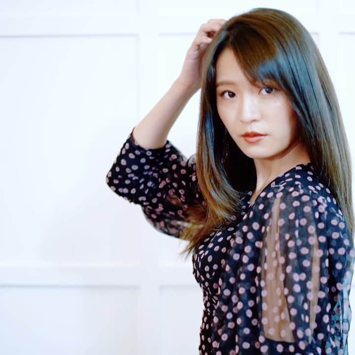 のインスタグラム：「本日11日(金)の「BeauTV～VOCE」は、25:50のオンエアー⏰ ・ 今宵のテーマは【お悩み解決！最新ビューティケア】です✨ ・ ビューティの秋到来！キレイを保つ3つのビューティテクニックをご紹介👍 ・ ・ ヘア＆メイクアップアーティスト paku☆chanさん【マスクをしても崩れにくい⚡️メイクのプロ技】🤩🤩🤩 ・ ビューティプロデューサー 美香さん【カラーダメージを抑える👀エレガントなツヤ髪の作り方💕】😸😸 ・ パーソナルトレーナー 岡部友さん【ぽっこりお腹解決👊40秒エクササイズ】😆😆 ・ ・ 🌈そのほか、MCを務める河北麻友子💖の【まゆこれ。】も🌈 ・ ・ 💘キレイ💘が満載⏰25時50分@テレビ朝日のBeauTV～VOCE🖥をぜひ☝🏻チェックしてくださいね👀 ・ ・ ウェブサイト編集YF ・ ・ #vocemagazine #テレビ朝日 #河北麻友子  #ビューティプロデューサー美香 #ツヤ髪 #ヘアカラーダメージケア #ヘアドライヤー #pakuchan #マスクメイク #崩れにくいリップの塗り方 #崩れにくいメイク術 #岡部友 #お腹ぽっこり解消 #40秒エクササイズ #パナソニックビューティ #パナソニックビューティサロン銀座 #beautvvoce #金曜は夜更かしするとキレイになる」