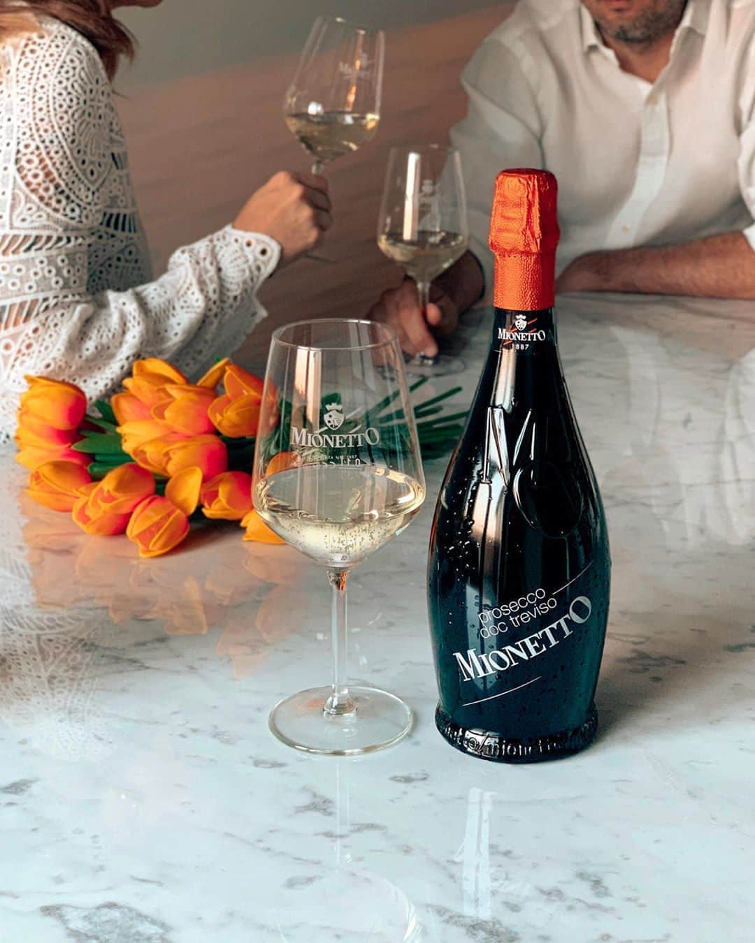 Mionetto Proseccoのインスタグラム：「@enozioni insieme a Prosecco DOC Treviso – MO Collection per un aperitivo leggero alla luce del tramonto🌅🥂🍾⁣ #mionettoprosecco #mionettoinsieme⁣ ⁣ Bevi Mionetto responsabilmente」