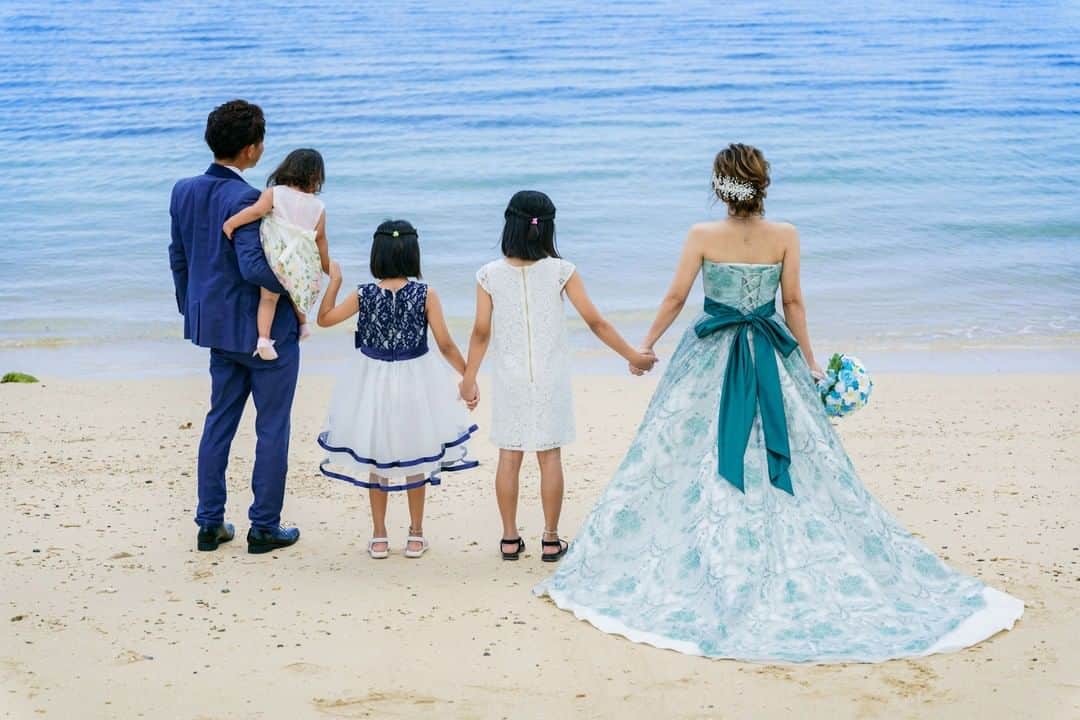 【公式】小さな結婚式さんのインスタグラム写真 - (【公式】小さな結婚式Instagram)「@petit.wedding をフォローしてね♩ #小さな結婚式 をつけてのお写真投稿も大歓迎です♡ こちらの公式IGでリグラムさせていただきます＊ . 大切なご家族と沖縄の美しい海で ロケーションフォトを残しませんか？ なかなか普段撮ることのない、 ご家族全員の揃ったお写真は いつ見返しても鮮明な思い出となります＊* . >>#小さな結婚式沖縄イルドレ店 . ——————— #小さな結婚式 #petitwedding #ラヴィファクトリー #前撮り #結婚式 #プレ花嫁 #卒花 #アットホーム #少人数 #家族婚 #少人数結婚式 #ウェディング #カラードレス #wedding #bridal #weddingdress #花嫁 #挙式 #結婚式準備 #式場探し #日本中のプレ花嫁さまと繋がりたい #結婚式の思い出に浸る会 #結婚準備 #ロケーションフォト #沖縄花嫁 #ビーチフォト #バックショット #ウェディングブーケ」9月11日 17時11分 - petit.wedding