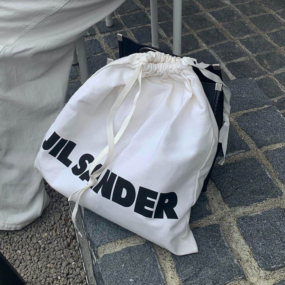 山本 絵里加のインスタグラム：「バッグのが小さくて巾着に荷物いれまくり🤍🕊」