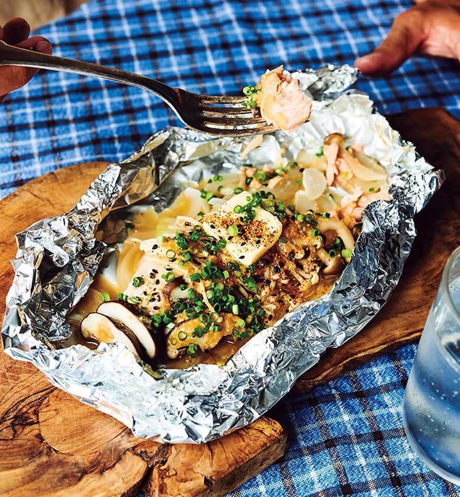 三浦理志さんのインスタグラム写真 - (三浦理志Instagram)「今月号OCEANSのミウラメシは〜 「サーモンときのこのホイル包み焼き」 今回は旨味をぎゅっと閉じ込めたホイル焼き！ 旬の野菜や魚を包むだげで美味しいから、家ではもちろんキャンプやBBQでもよく作ります。 ポン酢でサッパリもいいけれど鮭なのでチャンチャン焼き風に、味噌ダレを塗って焼きました。 仕上げにバターでリッチな風味に！ そして七味ね！ これは、たっぷりかけたほうが、バターと味噌の旨味が引き立って旨いのでおすすめです！ @oceans_magazine  #ミウラメシ #cooking #salmon #料理 #料理連載 #ホイル焼き #yummy #oceans #oceansmagazine #サーモンときのこのホイル包み焼き」9月11日 17時12分 - mar4m