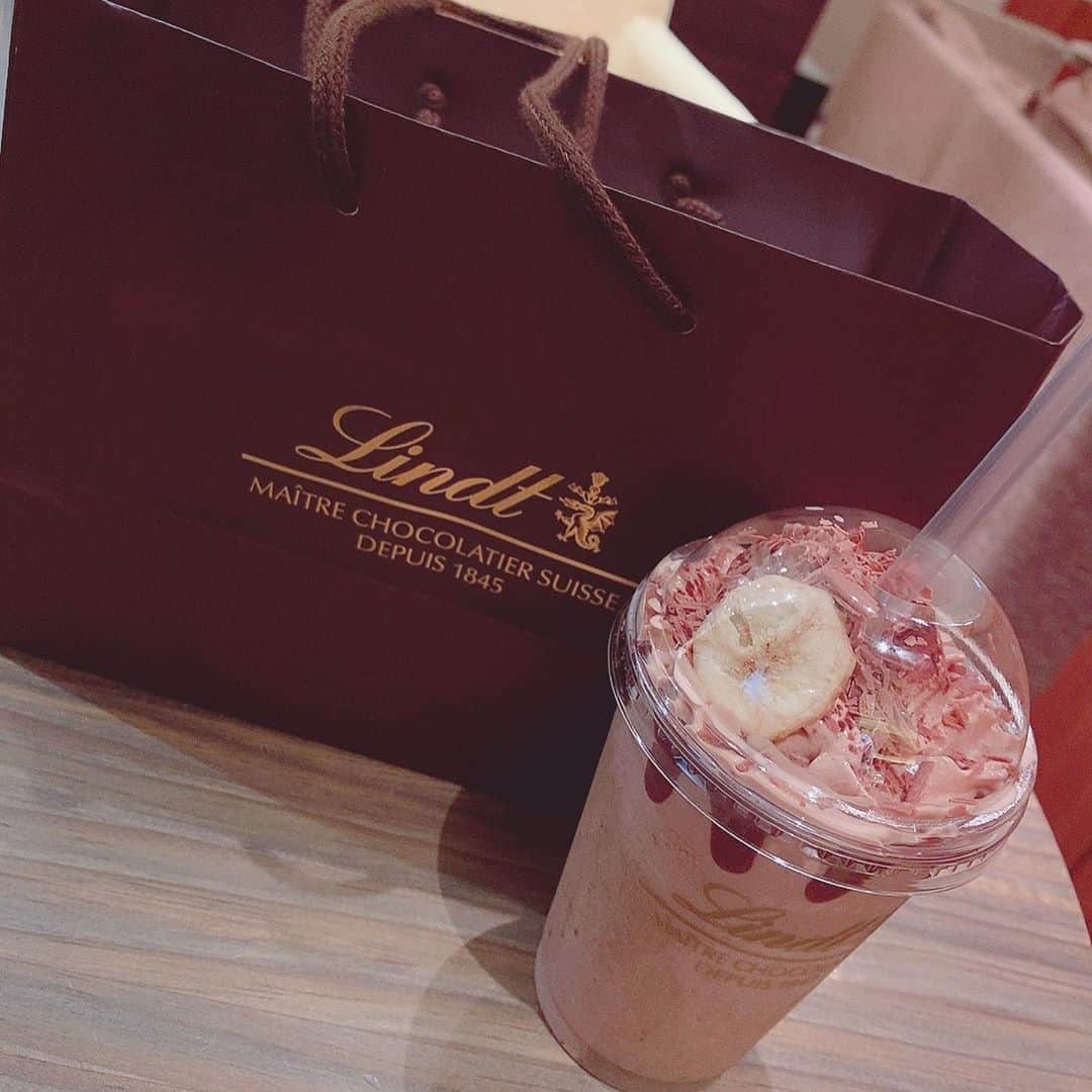 のインスタグラム：「My Treats & Gift 🎁 for my sister.  ❤︎  #lindt  #chocolate  #banana #treats」