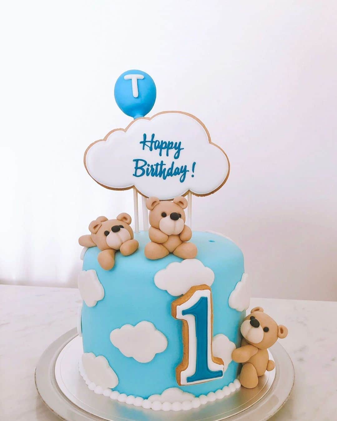 山脇道子のインスタグラム：「Happy 1st Birthday もう1歳✨😫💕💕  この1年たくさんのはじめてがあったけど 1番は 愛おしいって気持ち。 はじめて知った✨🥺✨  大人用お祝いケーキは @_cookieboy_ さんに お願いしました🧸 空を飛ぶ飛行機を見るのが 好きなので空柄🎉」