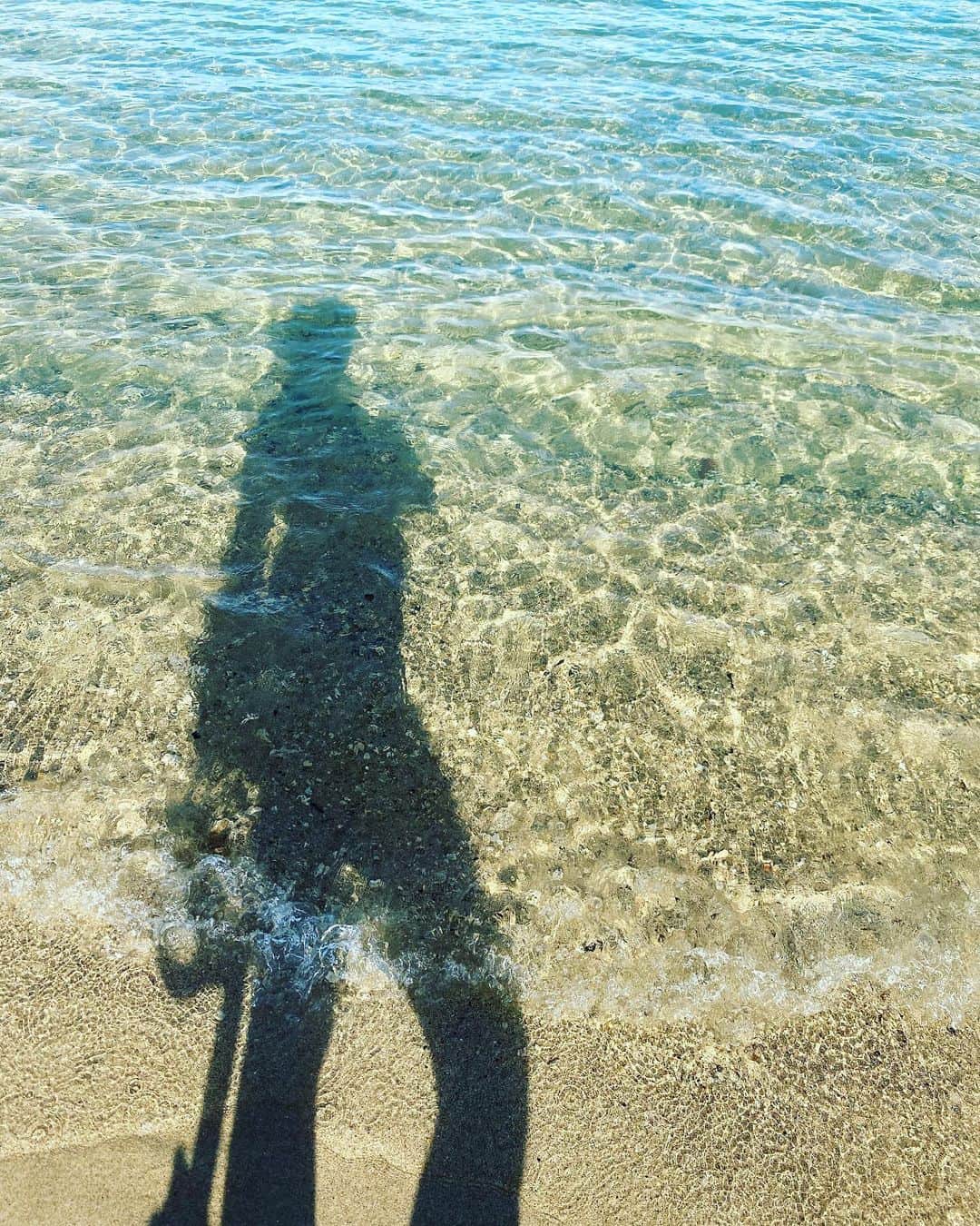 三谷晶子のインスタグラム：「加計呂麻島は真心ブラザーズの『サマーヌード』聞きたくなるぐらい、まだ夏です（わたしはヌードじゃないです）。  #加計呂麻島　 #kakeromaisland  #海 #sea #ocean  #summer」