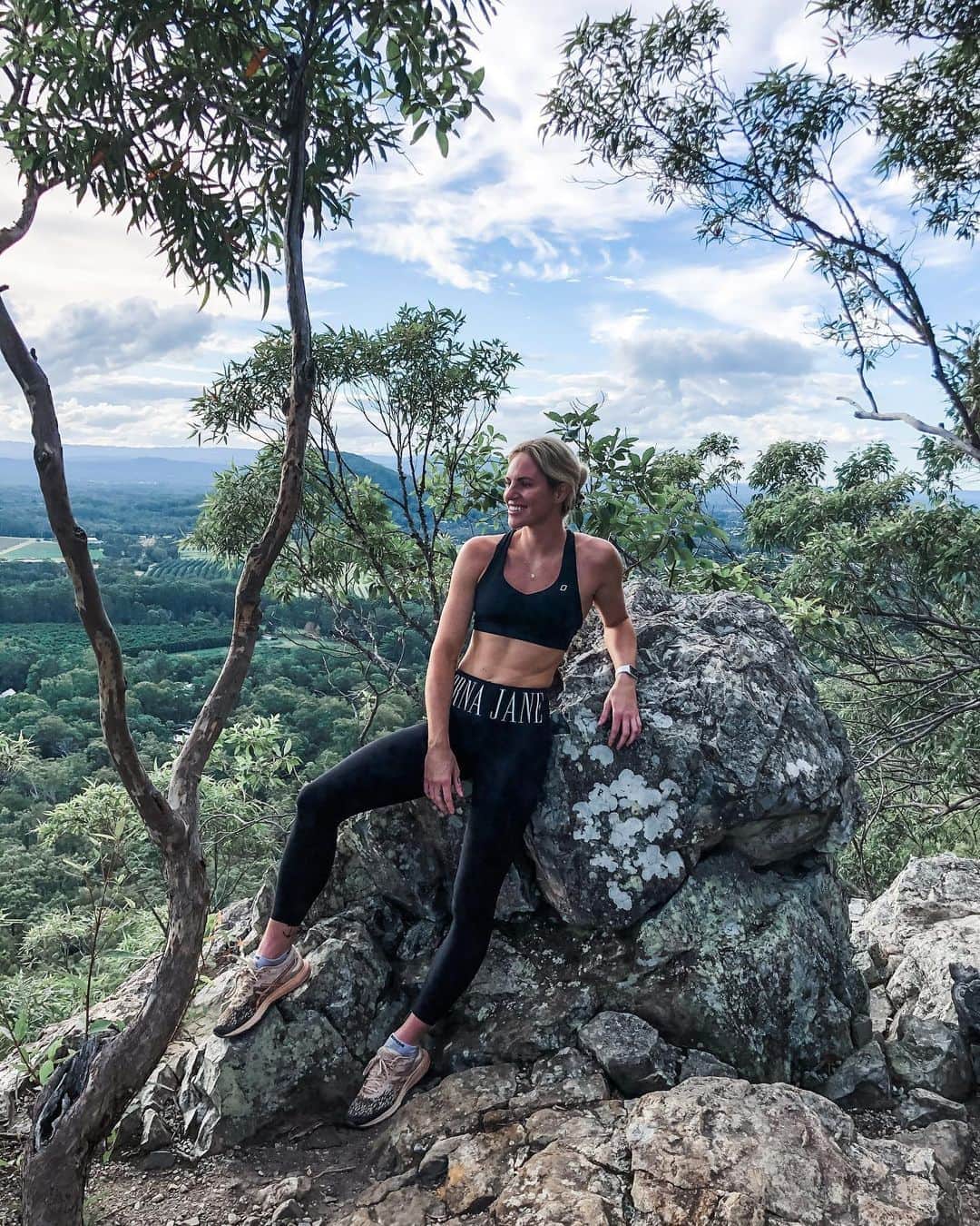 エミリー・シーボームのインスタグラム：「Mountains really peak my interest.  NEW Lorna Jane @lornajaneactive code for 20% is SEEBOHM20 The new collection is seriously amazing I’ll be doing some stories showing you guys!  #activewear #loungewear #lornajane #discountcode #paidad #mountain #glasshousemountains」