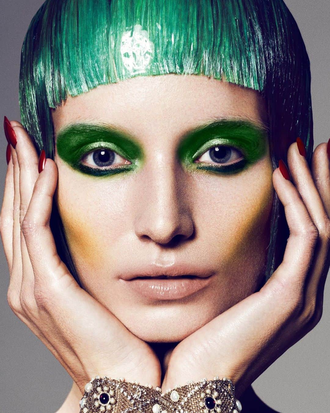 モード・ウェルゼンのインスタグラム：「@tushmagazine @domenvandevelde love this one💚💚」