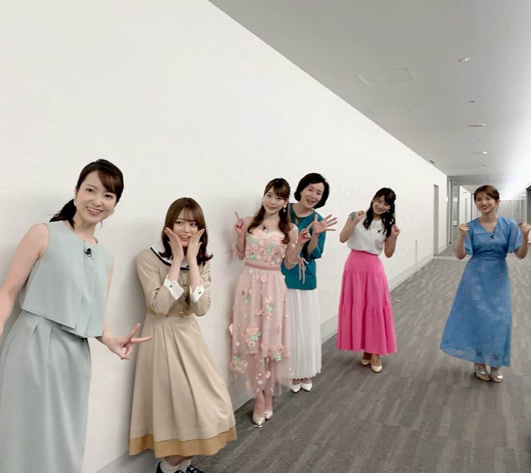 天明麻衣子のインスタグラム：「明日の13時30分から、Qさま！！の再放送があります✨  女子チームの団結力がすごくて楽しかった！個人的には、すゑひろがりずの南條さんがどのタイミングで鼓を打つのかが注目だと思ってます　笑  土曜のお昼も一緒にクイズ楽しみましょう💕 #qさま#再放送 #テレビ朝日 #13時30分 #土曜日 #女子チーム #インテリ美女軍団 #すゑひろがりず #すゑひろがりず南條#山崎怜奈 #私と山崎ちゃん別のカメラみてる」