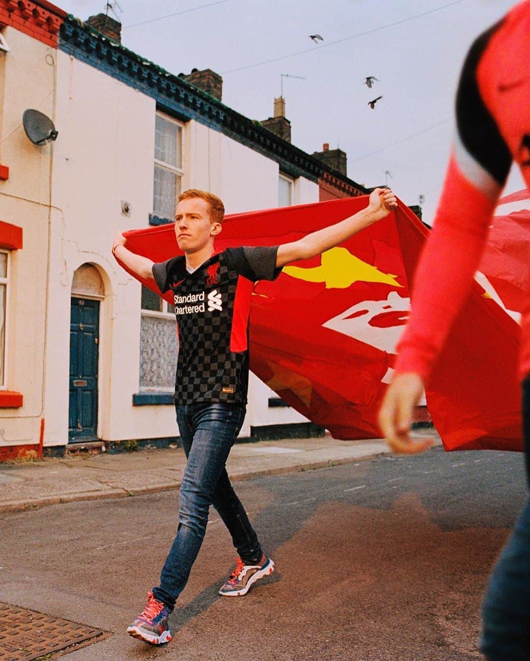 リヴァプールFCさんのインスタグラム写真 - (リヴァプールFCInstagram)「Famous flags. Iconic European adventures. Family. ✊ #TellUsNever #LFC #LiverpoolFC #Liverpool」9月11日 17時27分 - liverpoolfc