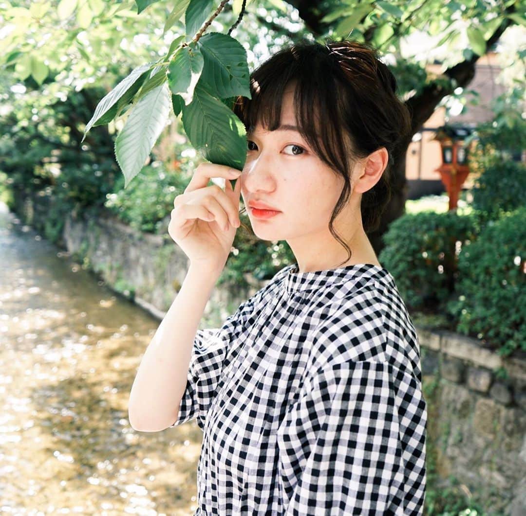 さののインスタグラム：「夏の京都。  ・ ・ ・ #ポートレート #ファインダー越しの私の世界 #スクリーンに恋して #撮影 #儚くてどこか愛おしいような #デジタルでフィルムを再現したい #カメラ好きな人と繋がりたい #ファインダー越しの私の世界 #被写体 #何気ない瞬間を残したい #幸せな瞬間をもっと世界に #関西写真部share  #good_portraits_world #portrait_planet #bestjapanpics #love_bestjapan #誰かの記憶に残る写真 #jp_portrait部 #pics_jp #wu_japan #portraitphotography #photogram_archive #good_portraits_japan #team_jp #photogenic_jp #pt_life #japanesegirl  #lfl #lfl💛 #l4l」