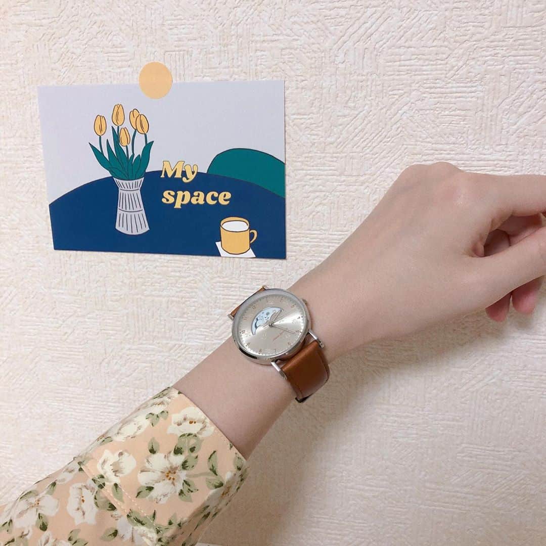 SuperGroupiesのインスタグラム：「シンプルなデザイン×ナチュラルなカラーリングの組み合わせはどの季節でも大活躍！ ⠀ 手元を優しい雰囲気で彩る #夏目友人帳 モデルの腕時計🦋🌼🐈💨 ⠀ ベルトは本革を使用しており、 お手入れすることでより長くお使いいただけます。 ⠀ ⠀ ⠀ 🥳スパグルからのお知らせ🎙️ ⠀ 1つ前の投稿にて こちらの#夏目友人帳 コラボ腕時計を プレゼントするキャンペーンを開催中！🐈 ⠀ 気になる方はCHECKしてみてください✅ ⠀」