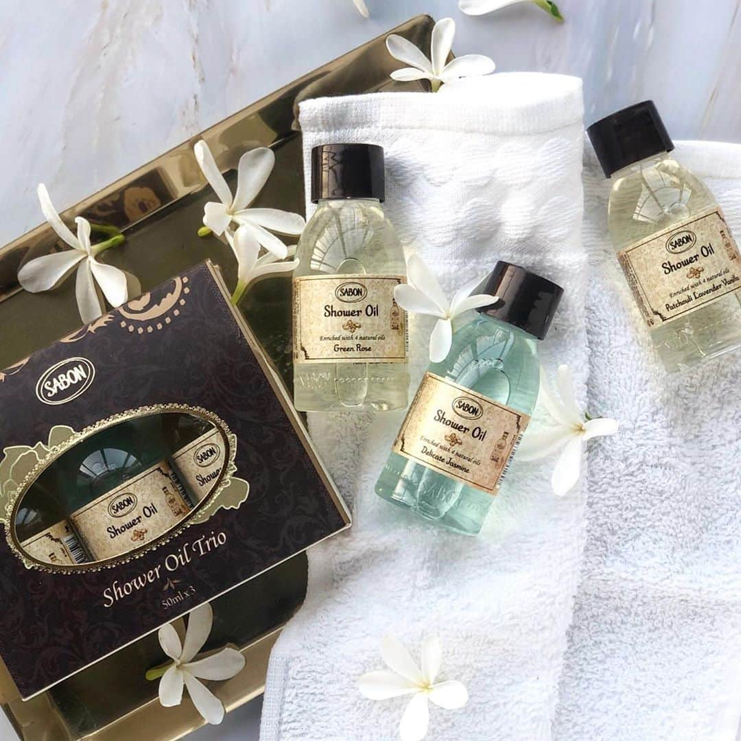 SABON Japanさんのインスタグラム写真 - (SABON JapanInstagram)「【人気のシャワーオイルにトライアルサイズのセットが新登場！】﻿ SABONを代表する3種の香りが詰まった、ミニサイズのボディソープセット「シャワーオイル トリオ」が新登場。﻿ ﻿ ボタニカルオイルと豊かな泡がやさしく汚れを落とし、心地よい香りに包まれるシャワーオイルセットです。﻿ 3種類の人気の香りをトライアルサイズでぜひお試しください。﻿ ﻿ ＜香りのラインナップ＞﻿ ・シャワーオイル グリーン・ローズ (50mL)﻿ 新鮮なグリーンローズが放つ、透明感あふれる聡明な香り。﻿ ﻿ ・シャワーオイル デリケート・ジャスミン (50mL)﻿ SABON一番人気！上品で清々しいフレッシュフローラルの香り。﻿ ﻿ ・シャワーオイル パチュリ・ラベンダーバニラ (50mL)﻿ SABONを代表する香り。甘く柔らかなエキゾチックな香り。﻿ ﻿ ﻿ #sabon#bathtime#shower#showeroil#bodycare#beauty#cosmetics#サボン#シャワーオイル#バスタイム#シャワータイム#ボディソープ#保湿#美肌#香り#美容#オイル美容#ボディケア#コスメ#夏コスメ#リラックス#ボディクレンジング#シャワー#ミニコスメ#ミニコスメ#トラベルサイズ#トラベルキット」9月11日 17時28分 - sabon_japan