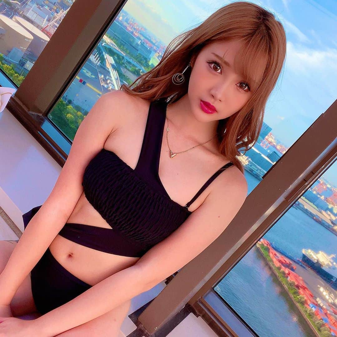 秋元帆華(ほのちゃむ)のインスタグラム：「\ Hello ♡/  #hello #こんにちは #水着 #ビキニ #murua #summer #poolside #sea #sexy #おしり #gym #vacation #キャバクラ #キャバ嬢の休日 #ホステス #キャスト #ダンサー #entertainment #entertainer #dance #showtime #stage #中洲 #すすきの #歌舞伎 #六本木 #銀座 #ミナミ #北新地」