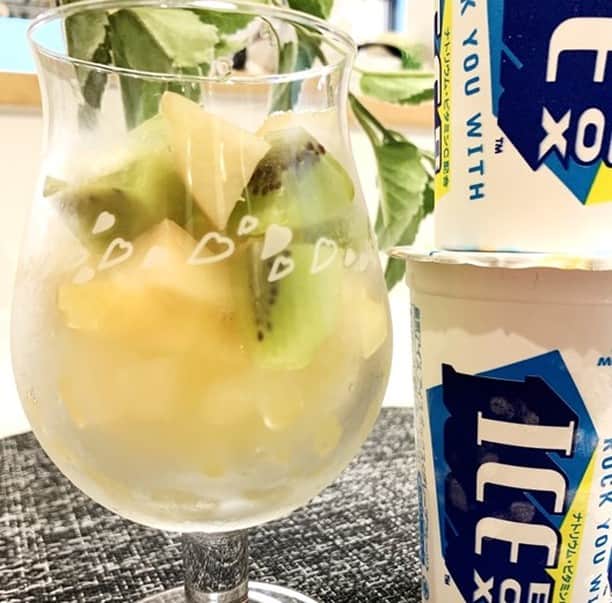 のインスタグラム：「【おすすめ！#アイスボックスレシピ】 今日も一日お疲れ様です！ アイスボックスレシピでおいしくクールダウンしませんか？  「りいぬさん」が考案してくれた 『アイスボックスフルーツパフェ』  アイスボックスの上にキウイと桃を乗せました♪  #アイスボックス #ICEBOX #キウイ #桃」