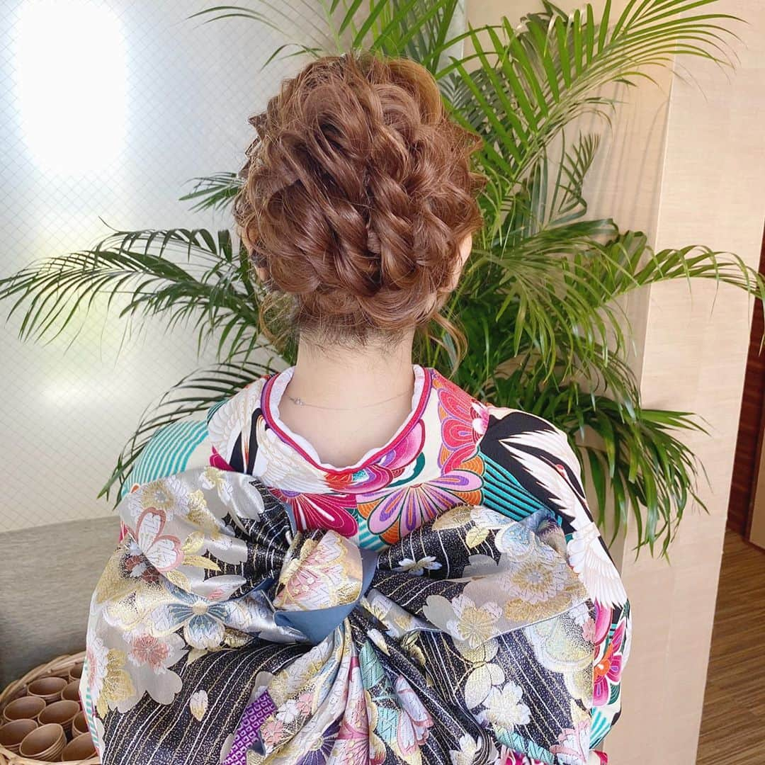 R.Y.K Vanilla Emuさんのインスタグラム写真 - (R.Y.K Vanilla EmuInstagram)「ゲスト振袖hair  中間より少しだけ高めのシニヨン 髪飾りなくても 華やか✨ #ヘアメイク#ヘアアレンジ#結婚式#セットサロン #ヘアセット #アップスタイル  #プレ花嫁 #フォトウェディング #前撮り #結婚式ヘア #ロケーション撮影#結婚式準備 #ヘアアクセサリー #お呼ばれヘア#髪型#着物ヘア#花嫁ヘアメイク#2020秋婚  #成人式ヘア#花嫁ヘア#成人式#振袖ヘア #花嫁ヘアスタイル #振袖#ブーケ#生花#ドライフラワー#髪飾り#結婚式前撮り#ウエディングヘア」9月11日 17時43分 - ryky0101