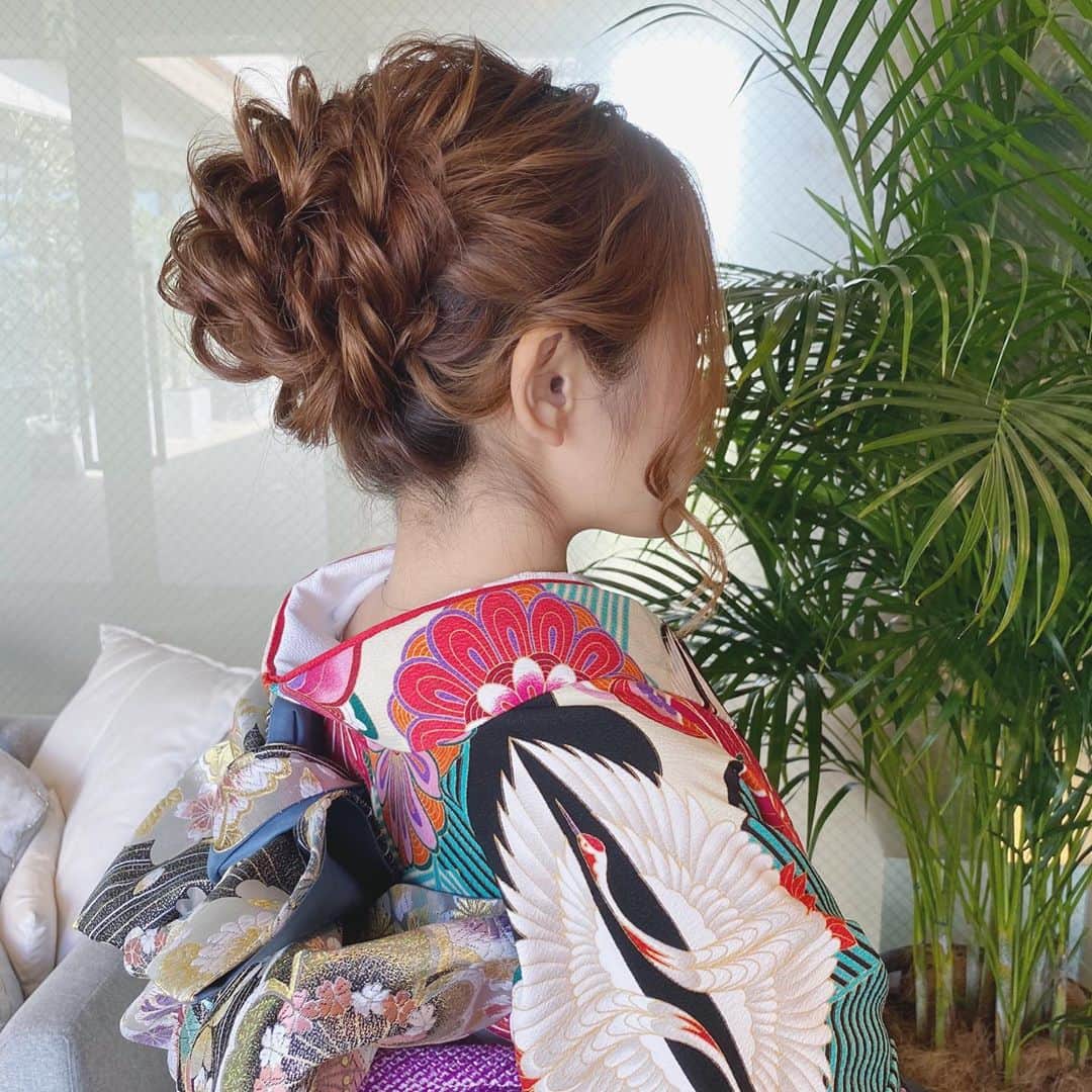 R.Y.K Vanilla Emuのインスタグラム：「ゲスト振袖hair  中間より少しだけ高めのシニヨン 髪飾りなくても 華やか✨ #ヘアメイク#ヘアアレンジ#結婚式#セットサロン #ヘアセット #アップスタイル  #プレ花嫁 #フォトウェディング #前撮り #結婚式ヘア #ロケーション撮影#結婚式準備 #ヘアアクセサリー #お呼ばれヘア#髪型#着物ヘア#花嫁ヘアメイク#2020秋婚  #成人式ヘア#花嫁ヘア#成人式#振袖ヘア #花嫁ヘアスタイル #振袖#ブーケ#生花#ドライフラワー#髪飾り#結婚式前撮り#ウエディングヘア」