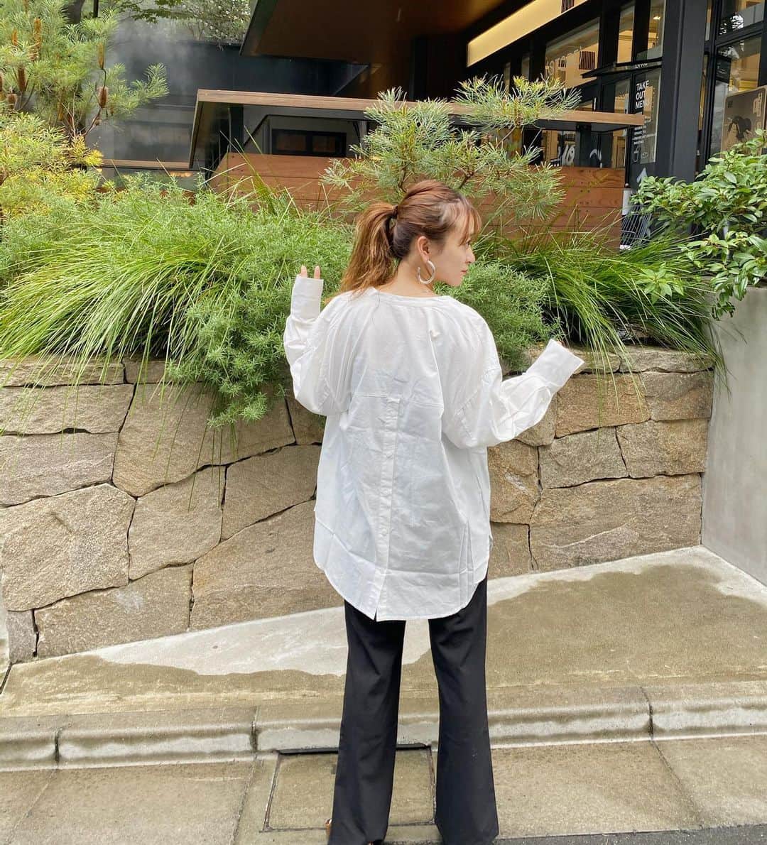 難波礼華のインスタグラム：「涼しくなってきたからシャツ！ 暑くなったら脱げるしこの時期必須のやつ☺️ @urs_official  うしろのボタン開けたらスリットになるし可愛いの❤️ #urs_official #urs_styling #urs#釦バックスリットチュニックシャツ」