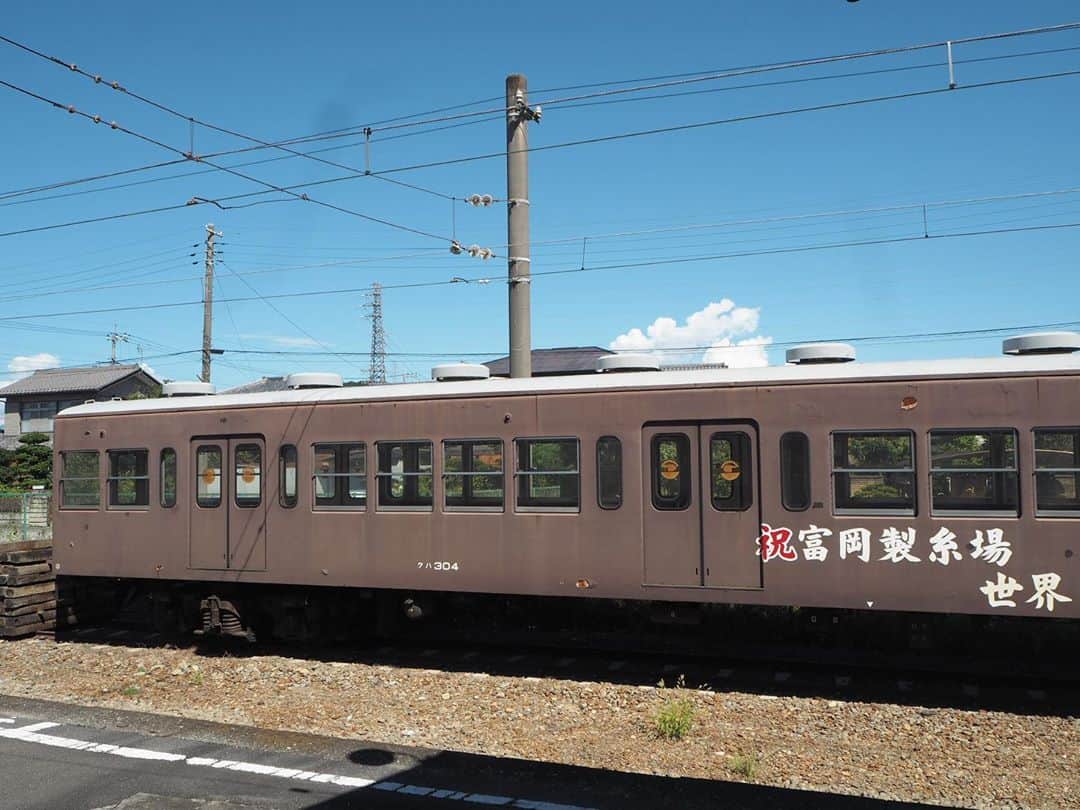 伊藤桃さんのインスタグラム写真 - (伊藤桃Instagram)「【#上信電鉄 】 上信電鉄の旅パート2((●ﾟνﾟ) 高崎駅をでて、住宅街からそしてのどかな田園風景へ····· ごとごとと列車は進んでいきます。 2枚目: ちょっぴりユニークな看板の佐野のわたし駅😊 3枚目: すぐそばを流れる烏川にかつて渡し舟があったことからだそう🥺 のどかな景色が広がります。 * 4枚目: 上州福島駅では、クハ304と貨車が留置されていました😲 5枚目: さらに、かなり年季の入った(当たり前だけど)のテムも·····‪\(ᯅ̈ )/‬ サラッと置いててびっくりしました！ * 6.7枚目: 上信電鉄に乗ったのならば、富岡製糸場にもいかねば·····と、まずは上州富岡駅で一度目の下車^^ 駅舎自体は新しいのですが、レトロ風なホームがかわいかったです✨ * 8.9枚目: これまたレトロな富岡の街並＼^^／ 10枚目: 茹だるような暑さ····· そんなときに、神津牧場のおいしい牛乳を使った抹茶アイスの文字が····· しかもお茶屋さんのアイス！ こりゃもう絶対美味しいに決まってます🙏🏻✨ 茶のまるいちさんの、抹茶とミルクのミックスアイス♡ ニコニコ明るい店員さんが冷えたお茶もだしてくれました。濃厚なお抹茶とミルクが最高においしかったです🥺 ✂︎-----------------㋖㋷㋣㋷線-------------------✂︎ さてさて街ブラを楽しんだあとはいよいよ富岡製糸場へ·····つづく😊 #上州富岡 #上州富岡駅 #群馬県 #gunmatravel」9月11日 17時39分 - itomomo_tetsu