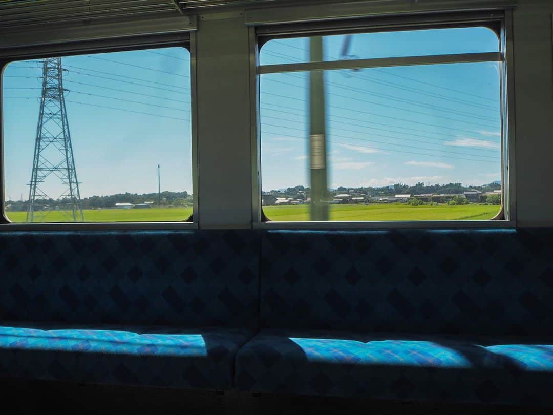 伊藤桃さんのインスタグラム写真 - (伊藤桃Instagram)「【#上信電鉄 】 上信電鉄の旅パート2((●ﾟνﾟ) 高崎駅をでて、住宅街からそしてのどかな田園風景へ····· ごとごとと列車は進んでいきます。 2枚目: ちょっぴりユニークな看板の佐野のわたし駅😊 3枚目: すぐそばを流れる烏川にかつて渡し舟があったことからだそう🥺 のどかな景色が広がります。 * 4枚目: 上州福島駅では、クハ304と貨車が留置されていました😲 5枚目: さらに、かなり年季の入った(当たり前だけど)のテムも·····‪\(ᯅ̈ )/‬ サラッと置いててびっくりしました！ * 6.7枚目: 上信電鉄に乗ったのならば、富岡製糸場にもいかねば·····と、まずは上州富岡駅で一度目の下車^^ 駅舎自体は新しいのですが、レトロ風なホームがかわいかったです✨ * 8.9枚目: これまたレトロな富岡の街並＼^^／ 10枚目: 茹だるような暑さ····· そんなときに、神津牧場のおいしい牛乳を使った抹茶アイスの文字が····· しかもお茶屋さんのアイス！ こりゃもう絶対美味しいに決まってます🙏🏻✨ 茶のまるいちさんの、抹茶とミルクのミックスアイス♡ ニコニコ明るい店員さんが冷えたお茶もだしてくれました。濃厚なお抹茶とミルクが最高においしかったです🥺 ✂︎-----------------㋖㋷㋣㋷線-------------------✂︎ さてさて街ブラを楽しんだあとはいよいよ富岡製糸場へ·····つづく😊 #上州富岡 #上州富岡駅 #群馬県 #gunmatravel」9月11日 17時39分 - itomomo_tetsu