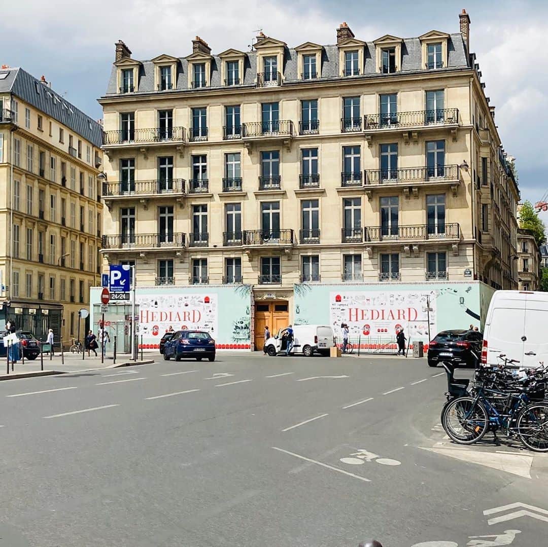 EFFIEさんのインスタグラム写真 - (EFFIEInstagram)「Paris 町歩きの楽しみの一つ 外観を楽しむこと  今日のぶらぶらで見た外観たちをちょこっとご紹介  【 SEBASTIEN GAUDARD 】 安定的に美しいSEBASTIEN GAUDARDの店頭 正面には、ジャンヌダルクの金の彫刻と回廊がなんとも素敵な雰囲気なんです  【 blue door 】 北マレにある公立中学校のドア このドアの色と白い石の壁(Pierre de tailleといいます) このコントラストが大好き  【 brown door 】 恐らく１６００年代から残っているドアだと思います 素敵だけど、なにせ重いのです。ぎっくり腰をした時に こういうドアに入らなくてはいけない時は、はっきり言って、開けられなかった。。！  【 Place de la Madeleine 】 FAUCHONが、なくなって　HEDIARDに？？？　 前は、HEDIARDから　FAUCHON になったのではなかった？？？　 コロナの経済的影響が、フランスもあちらこちらに出てきています  #フランス#フランス在住#フレンチスタイル#カフェ#フランスカフェ#parislife#パリライフ#フランスの香り#アロマ#フレグランス#フレンチ#パリの空の下 #パリの今 #パリに行きたい #newlifestyle #パリ情報 #withコロナ #フランス🇫🇷 #パリの街並み #parisstyle #パリに住みたい#フランス好き #コロナが落ち着いたら #今パリ #旅行に行きたい #パリの街角」9月11日 17時41分 - e.f.international