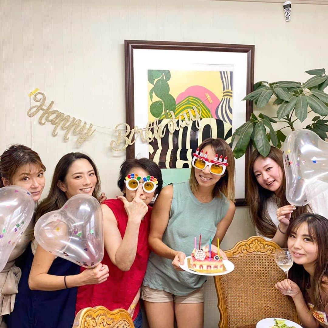 のインスタグラム：「間違えて本人のいるグループに「ケーキどうする？」と送ってしまい、サプライズを台無しにしてしまった日😩 ・ と思っていたのに、当の本人は何故か4月生まれの子のバースデーだと勘違いしていて🤣 ・ とりあえず 勘違いさせておこうと放っておいたら、まさかの他の子の名前を言いながらシャンパン開けてた🤣 ・ でも その分サプライズに喜んでくれたので良し☺️👍 ・ ぱいせんママもおめでとー🙏✨ ・ 息子は 普段は家で見れないYouTubeに釘付け👀 ・ テレビも大きくて良かったね（笑） ・ そして、家にないおもちゃで永遠と遊んでいたけど、同級生が来た途端におもちゃ取られてテンションガタ落ち🤣 ・ #強くなれ #birthday #hbd  #ぱいせん #ぱいせんママ #おめでとう🎉」