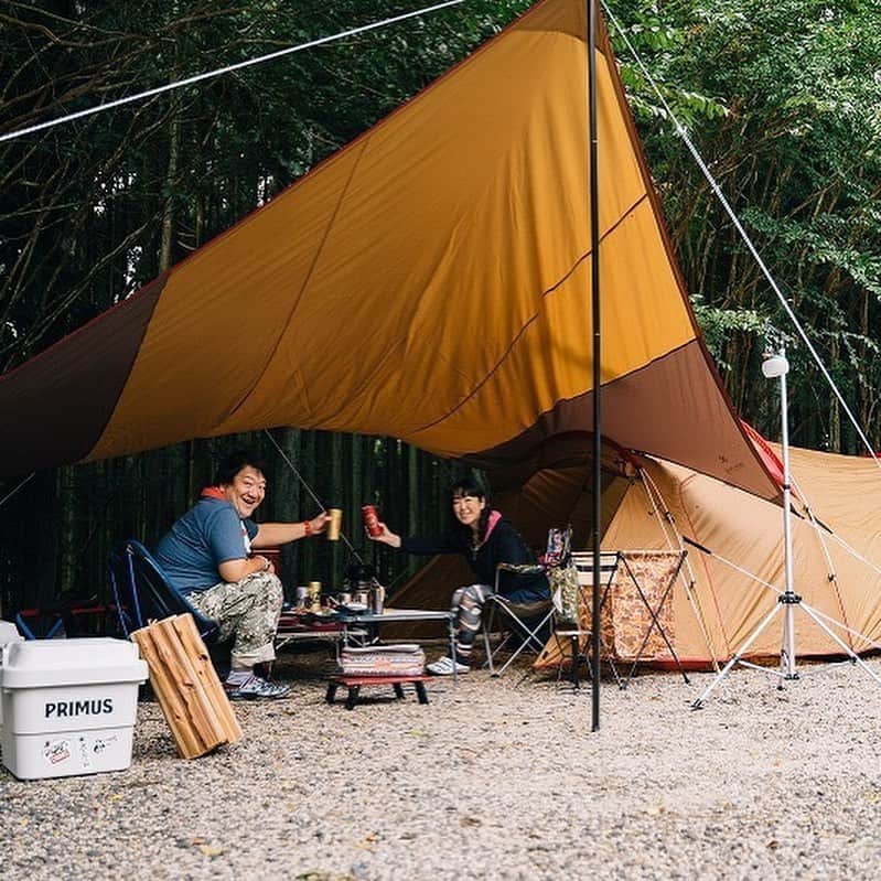 キャンプ情報サイト［ランタン］さんのインスタグラム写真 - (キャンプ情報サイト［ランタン］Instagram)「CAMP SMILE STYLE ／ CHUMSのコーヒーミルで ほっと一息を一層楽しく ＼ いろんなキャンパーのキャンプスタイルを現地取材と一般キャンパーからの投稿で数多く掲載してます。 . . 詳しくは @lantern.camp webサイトをご覧ください . . #camp #camping #outdoor #travel #trip #lantern_smile #nature #キャンプ #キャンプ用品 #アウトドア #テント #自然 #旅行 #キャンプ初心者 #キャンプ好きな人と繋がりたい #キャンプスタイル #LANTERN #キャンプギア  #chums #チャムス #チャムス_コーヒーミル #チャムス_クーラーボックス #snowpeak #スノーピーク #スノーピーク_ストーブ #スノーピーク_ケトル #スノーピーク_ほおずき_linefriedsコラボ #ハイランダー_ランタン #かぶとの森テラスキャンプ場 #デュオキャンプ」9月11日 17時44分 - lantern.camp