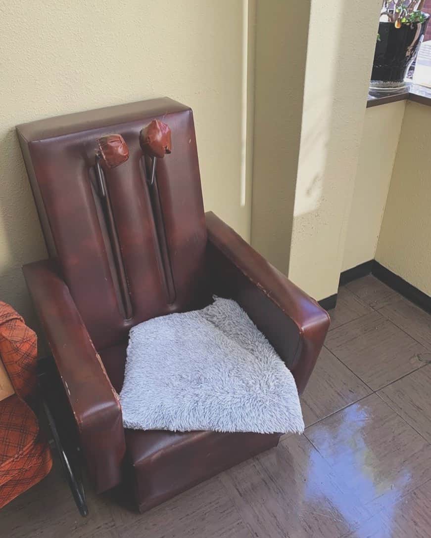 森なな子さんのインスタグラム写真 - (森なな子Instagram)「本日のスタジオにて。 こういう椅子、おばあちゃん家とか床屋さんにあった気がする。懐かしくて撮ってしまった。 #nostalgie #マッサージチェア #昭和」9月11日 17時44分 - nanako.m1988