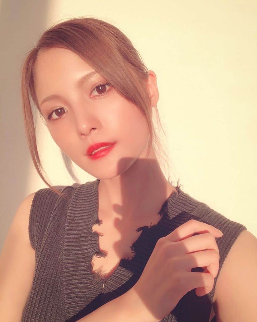 美沙玲奈のインスタグラム：「#夕焼け #日差し #凄い #強い #影 #自撮り」
