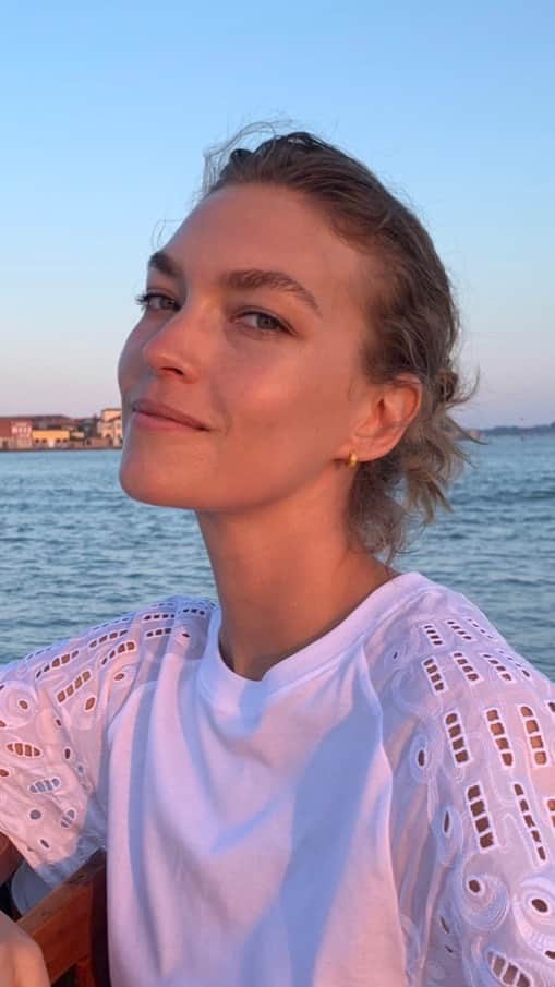 アリゾナ・ミューズのインスタグラム：「🌊🇮🇹 @boniface_vc @albertaferrrtti」