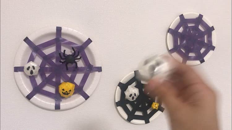 のインスタグラム：「ハロウィン工作！！  「蜘蛛の巣ダーツ」  主な材料は、紙皿とマスキングテープ！  ハロウィンパーティーの飾りにもなって、みんなで遊べる一石二鳥！  YouTube「ちゃんねるできたくん」を見て作ってね！！  #工作大好き #ハロウィン #ハロウィン飾り」