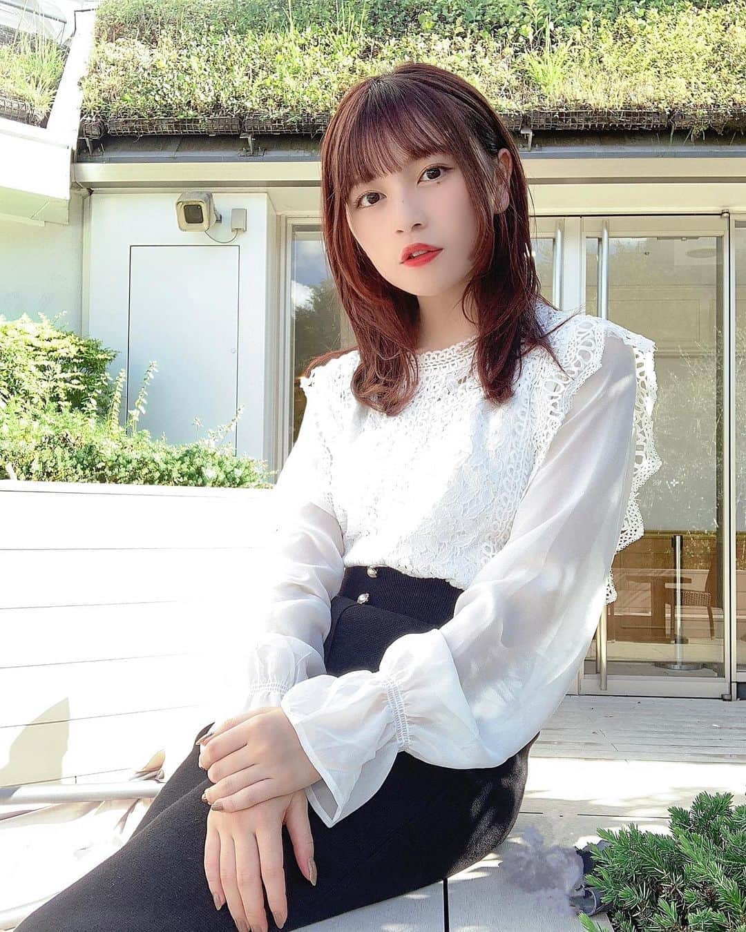 廣川奈々聖のインスタグラム：「きょうは全身 @miia_official のお洋服〜️️️⛅️ ﻿ ﻿ ﻿ MIIAの展示会はいつも好きなの多くて﻿ 何かしらオーダーしてしまうから毎シーズン着てる️️️。🐶笑﻿ ﻿ ﻿ ﻿ ﻿ これは｢選べるSET｣って言って﻿ ブラウスとスカートを自由に選べるやつなの！ ﻿ 今はノベルティでバッグ貰えるからまた欲しくなっちゃうな〜、バッグかわいいんだ、、ꪔ̤̥ꪔ̤̮ꪔ̤̫﻿ ﻿ ﻿ 　　﻿ ﻿ #ななせのふく#miia#miiasnap#9月10日発売#秋コーデ#モノトーンコーデ#todayscode」