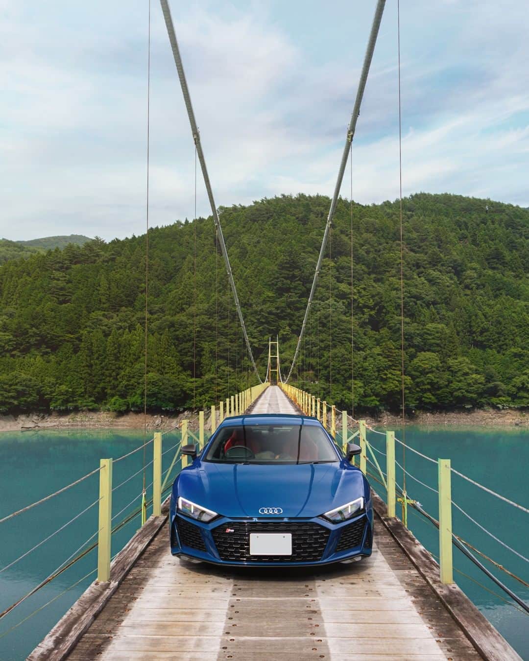 アウディ ジャパンさんのインスタグラム写真 - (アウディ ジャパンInstagram)「自然溢れる吊り橋を悠然と渡るAudi R8。​ ハイパワーを路面に伝えながら、どんな道をもエレガントに走り抜けます。​  #Audi #AudiR8 #アウディR8 #Audijapan #AudiSport #スポーツカー #アウディ #carwithoutlimits ​#carsofinstagram #Audiworld #Audigenic #車好きな人と繋がりたい #井川大橋」9月11日 18時00分 - audijapan