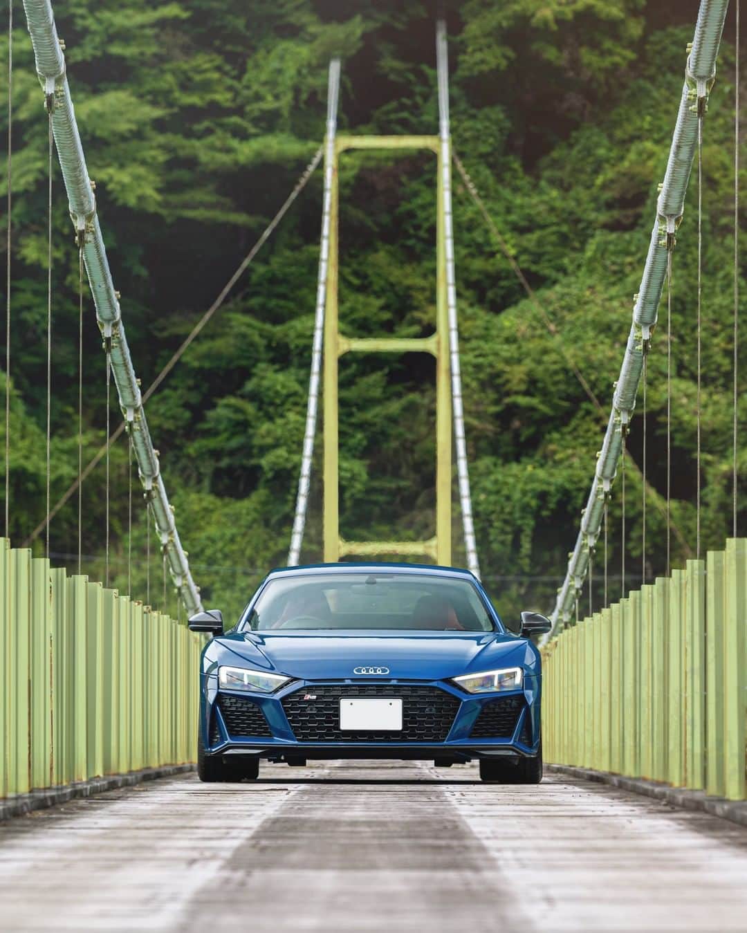 アウディ ジャパンさんのインスタグラム写真 - (アウディ ジャパンInstagram)「自然溢れる吊り橋を悠然と渡るAudi R8。​ ハイパワーを路面に伝えながら、どんな道をもエレガントに走り抜けます。​  #Audi #AudiR8 #アウディR8 #Audijapan #AudiSport #スポーツカー #アウディ #carwithoutlimits ​#carsofinstagram #Audiworld #Audigenic #車好きな人と繋がりたい #井川大橋」9月11日 18時00分 - audijapan