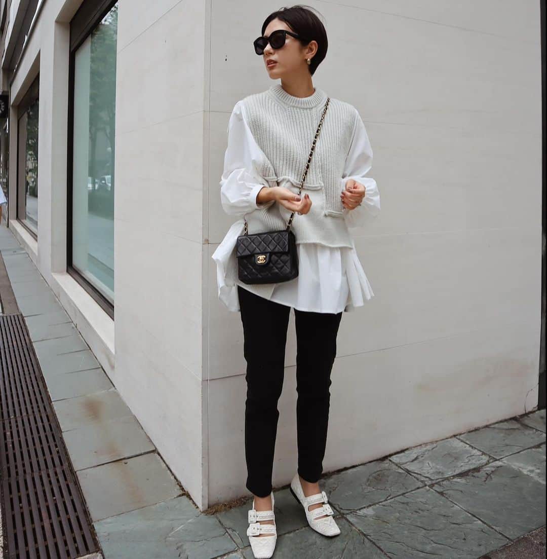 のインスタグラム：「docking shirt knit🤍 * 今シーズンのドッキングシリーズは、編み地の異なるものをアシメに配置してボリュームのあるシャツとドッキング！ * ざっくりとしたローゲージ感を何度も修正し、カラーも悩んでホワイトシャツに絶妙なライトグレーのニットを合わせたのがポイント♡ * 同系色のパンツと合わせても👌 * ブラックデニムも新作です！ * #MACHATT #masaco服」