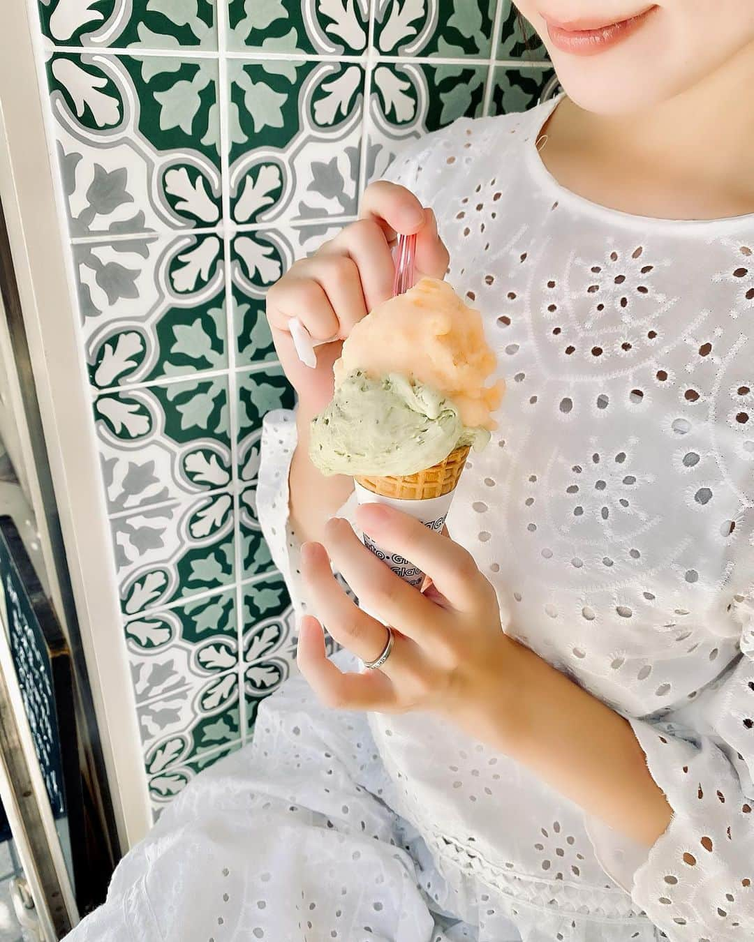 水野佐彩さんのインスタグラム写真 - (水野佐彩Instagram)「・ んまーっ😋🍦 ピスタチオとメロン🍈 9/13までにもう1回行きたかった🥺 期間限定なんてもったいない🥺❣️ ・ んまー😳って娘が言ったら 美味しい❣️でしょって言うと思うので もうわたしは今後 んまー🥺って言いません！笑 でもこのジェラートは んまー🥺🍦でした❤️ 4枚目は #きょうのわたちたち👩‍👧  白のコットンレースで合わせたよ🤍🤍 お洋服は @mirror.me_official  #ジェラテリアアクオリーナ #祐天寺 #ジェラート #sサイズコーデ #153cmコーデ #おちびコーデ #ママコーデ #sサイズ女子 #30代ファッション #30代コーデ  #おちびの輪 #きょコ #ママライフ #令和2年ベビー #2020年ベビー #女の子ママ #秋メイク」9月11日 17時55分 - saaya_mizuno